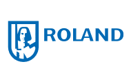 Das Logo der Roland besteht aus einem blauen Schild mit der weißen Silhouette eines mittelalterlichen Mannes und dem Wort „Roland“ in Blau rechts davon.