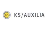 Logo von ks/auxilia mit schwarzem Text auf weißem Hintergrund und einem runden goldenen Siegel mit den Initialen „ks“.