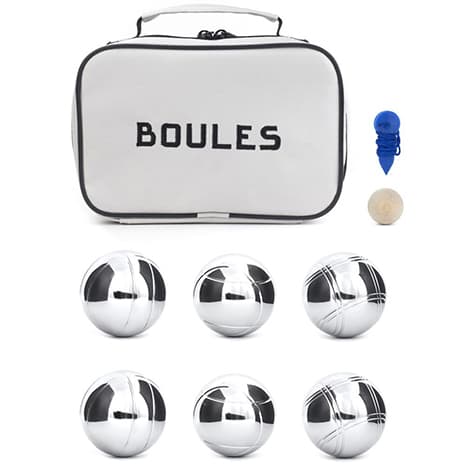 Ein Boule-Satz wird in einem Tragekoffer mit der Aufschrift „Boule“ präsentiert, zusammen mit einem kleinen blauen Messgerät und einer hölzernen Zielkugel.