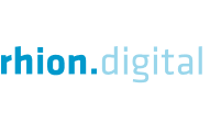 Logo von rhion.digital mit dem Firmennamen in blauen Kleinbuchstaben und einem Punkt zwischen „rhion“ und „digital“.