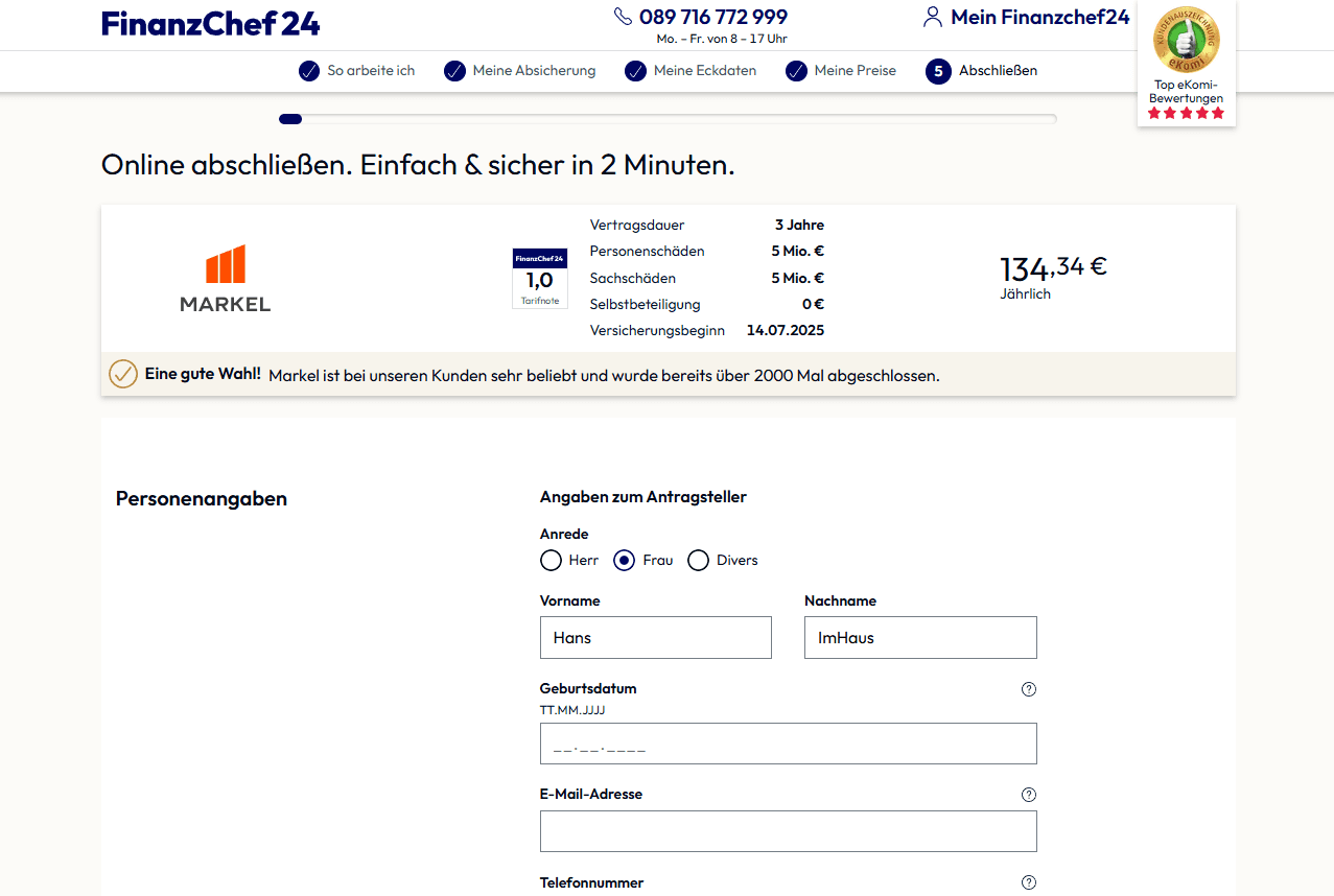 Screenshot der Finanzchef24-Website, der einen ausgewählten Versicherungsplan mit Preisdetails, Kundeninformationsfeldern und Kontrollkästchen zur Vereinbarung der Bedingungen zeigt.