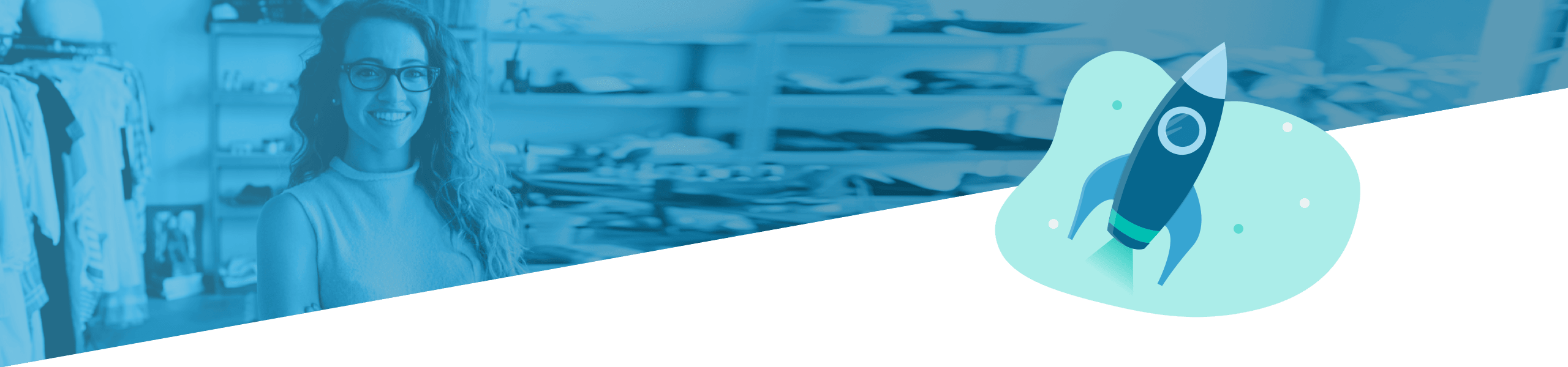 Junge Frau mit Brille lächelt in einem Töpferstudio, begleitet von einer stilisierten Grafik einer Rakete auf der rechten Seite.