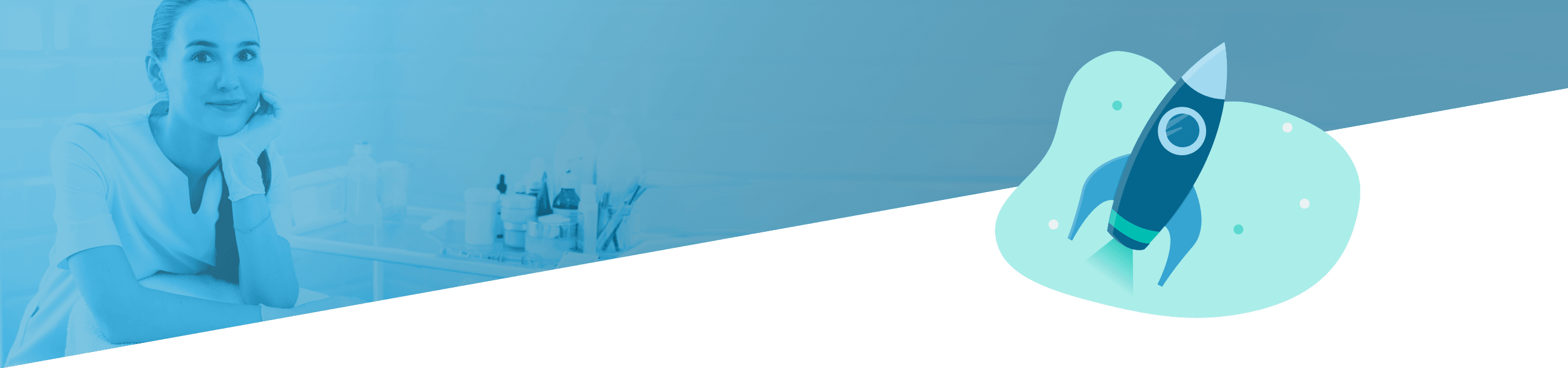 Eine Frau im Laborkittel sitzt an einem Labortisch neben der Abbildung eines stilisierten startenden Raumschiffs.