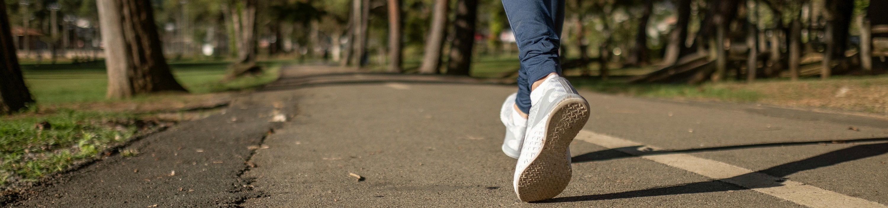 Mann springt vom Boot ins Wasser