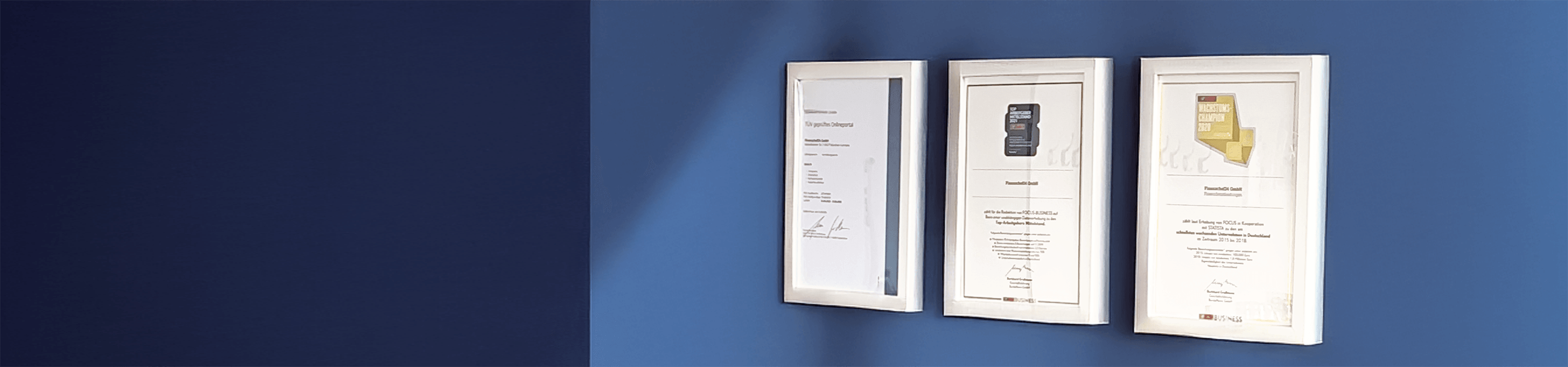 Person analysiert ein Dokument neben stilisierten Trophäen auf einem blauen Hintergrund mit Farbverlauf.