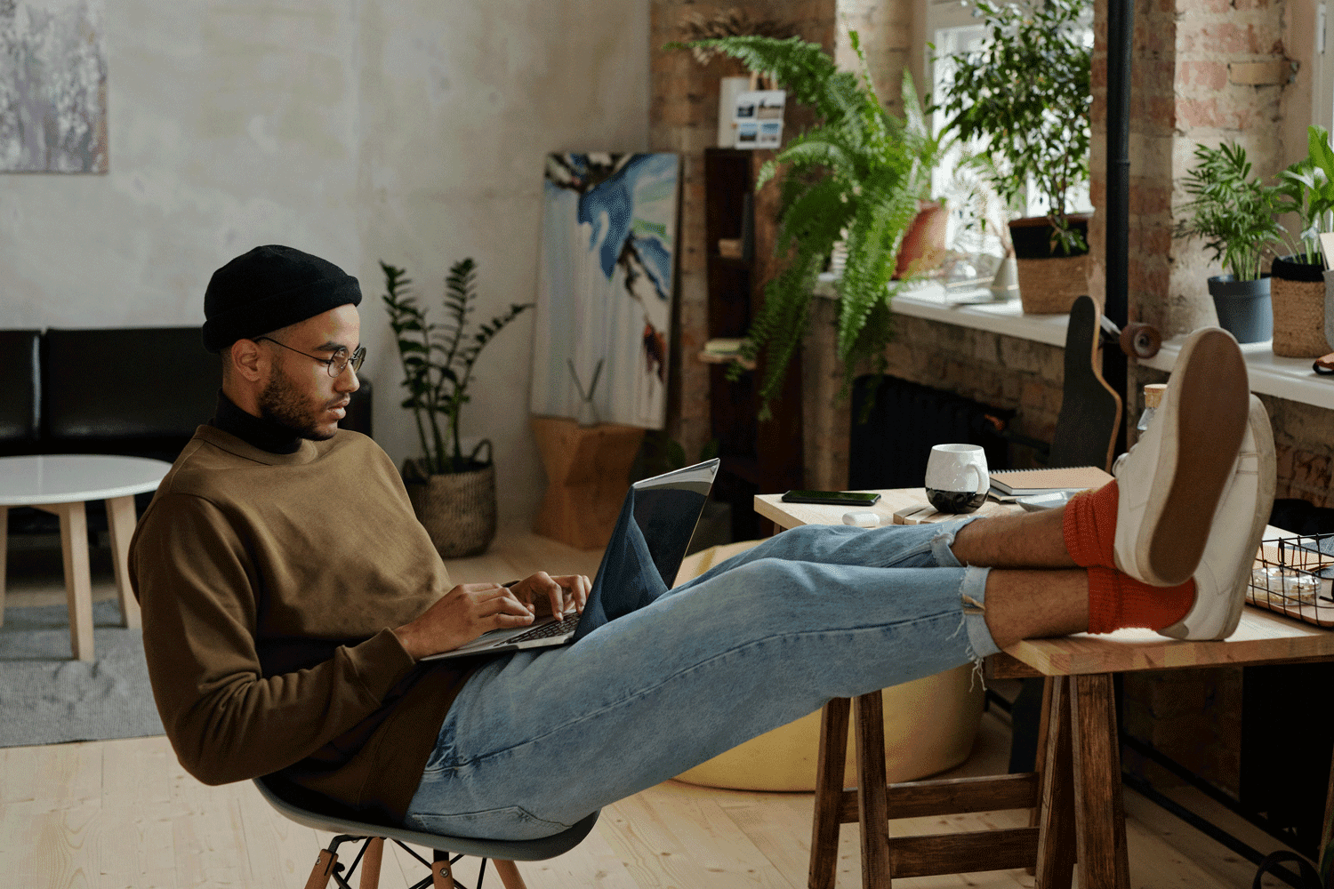 Eine stilisierte Illustration eines Mannes, der auf einem kuppelförmigen Objekt sitzt und in einer ruhigen, pastellfarbenen Umgebung eine Zeitung liest.