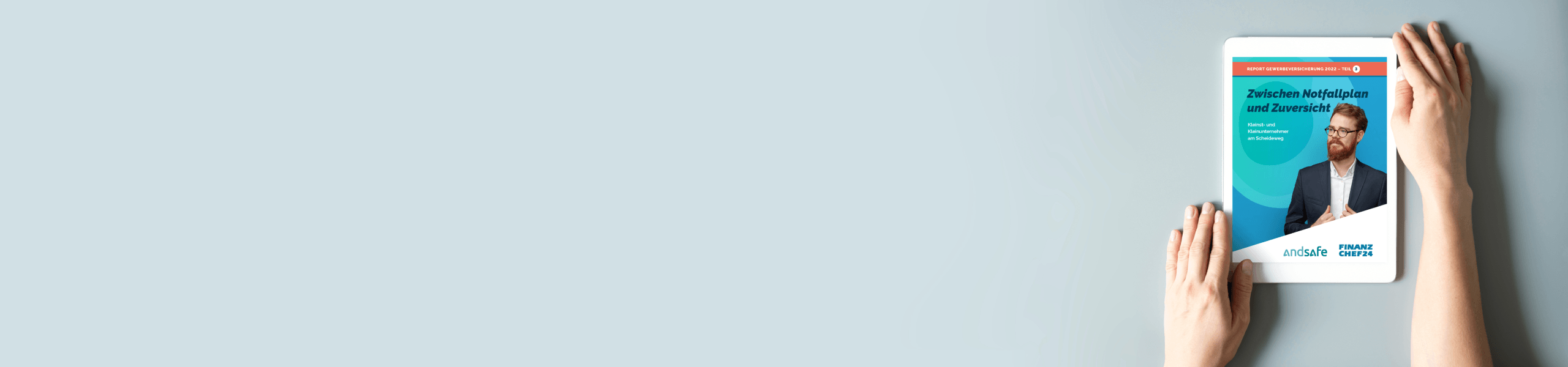 Hände halten ein Smartphone mit einem Artikel auf dem Bildschirm mit dem Titel „Teilchen, Neutrinos und Universum“. Abgebildet ist ein männlicher Sprecher vor einem schlichten hellblauen Hintergrund.