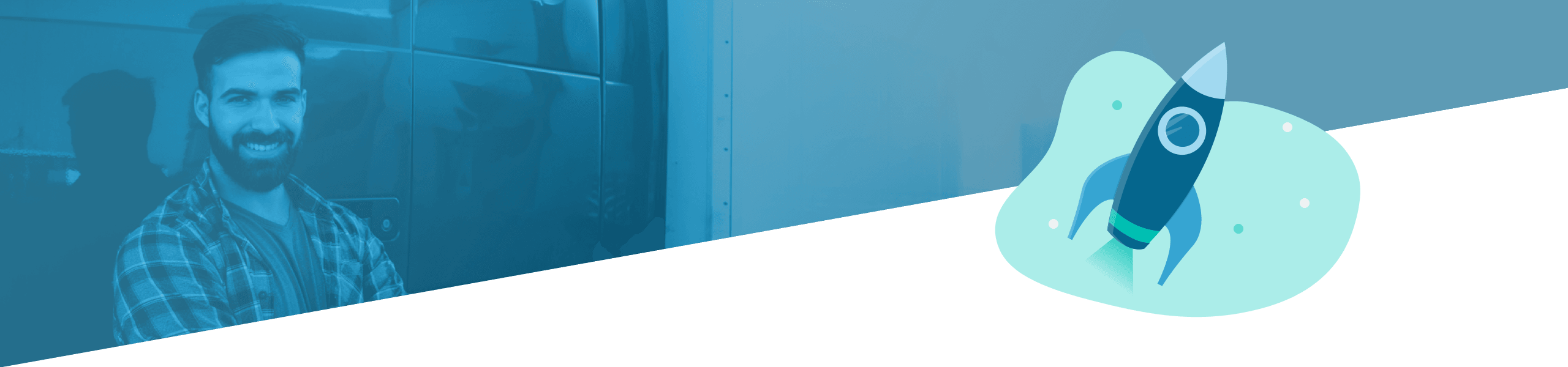 Eine geteilte Grafik mit einem lächelnden bärtigen Mann auf der linken Seite und einer stilisierten Illustration einer Rakete auf der rechten Seite.