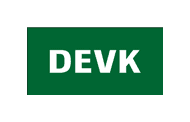 Logo von DEVK, mit dem Akronym in weißem Text auf einem grünen rechteckigen Hintergrund.