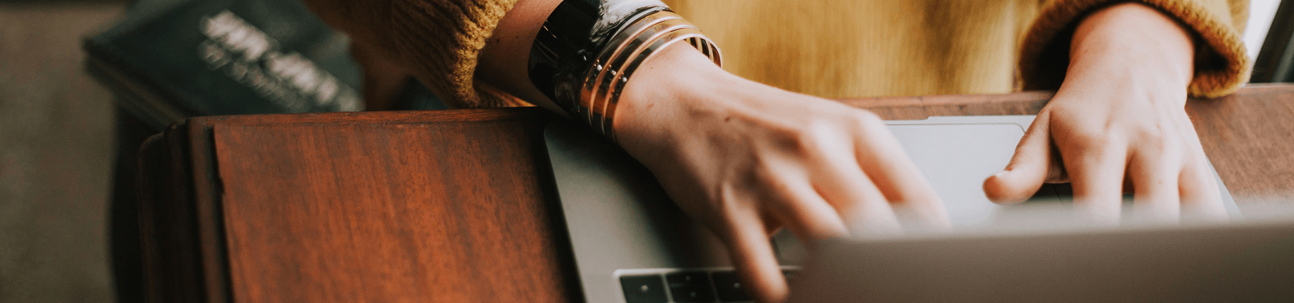 Person schreibt am Laptop