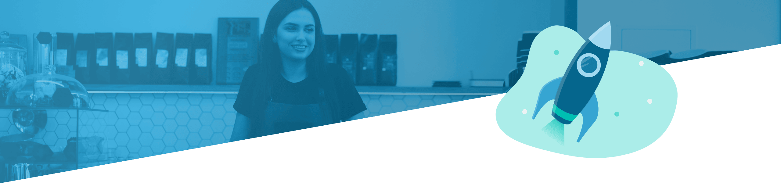 Ein geteiltes Bild mit einer lächelnden Frau in einem Café auf der linken Seite und einer stilisierten Grafik einer Rakete im Weltraum auf der rechten Seite.