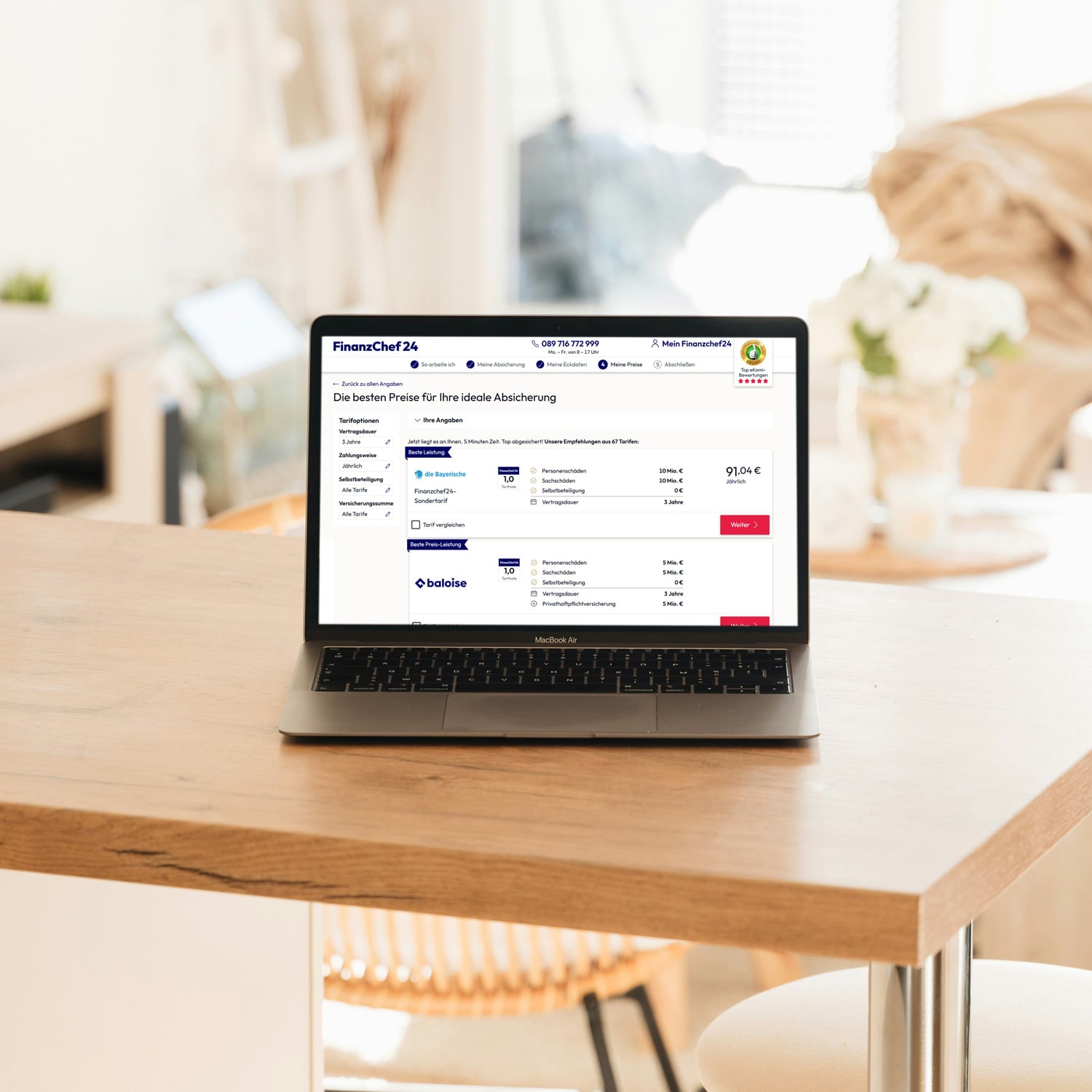 Zwei Kollegen klatschen im Büro in die Hände