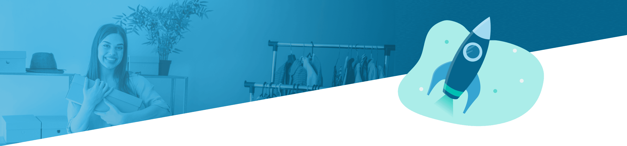 Eine lächelnde Frau an einem Schreibtisch in einem Büro, gepaart mit der Grafik einer startenden Rakete, beide in einem monochromen Blauton dargestellt.