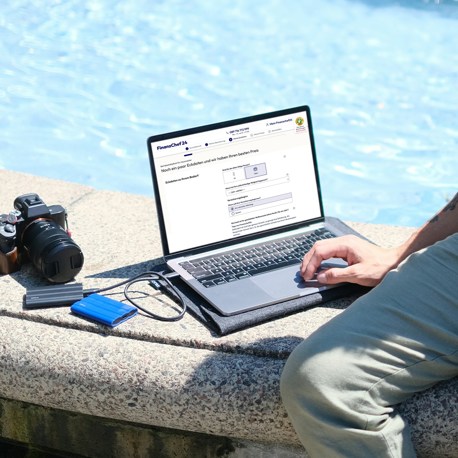 Mann am Brunnen füllt Online-Vergleichsrechner für Gewerbeversicherungen aus