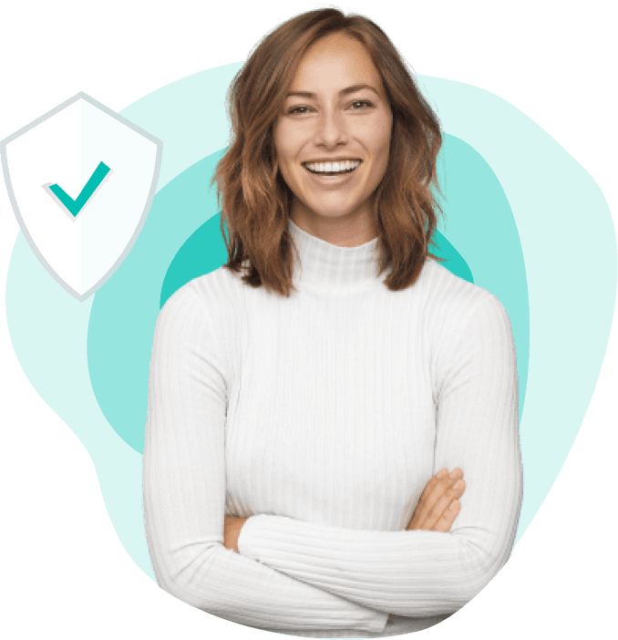 Eine lächelnde Frau mit schulterlangem blondem Haar, einem weißen Rollkragenpullover und verschränkten Armen, mit einem blauen kreisförmigen Hintergrund und einem Häkchen-Schild-Symbol.