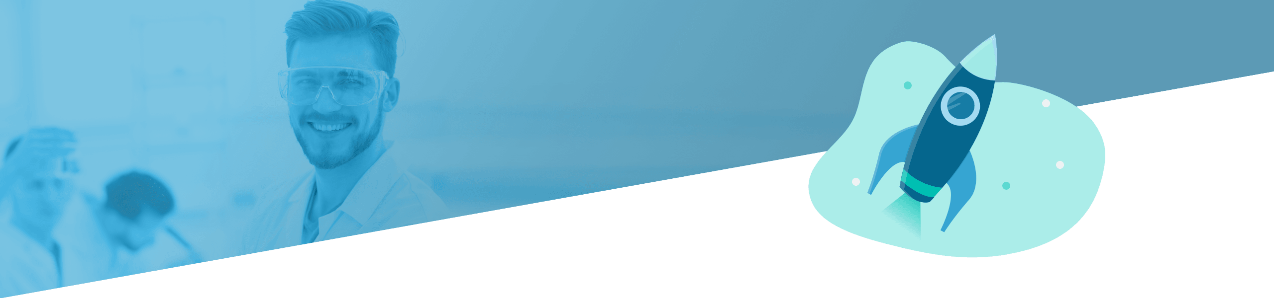 Eine geteilte Grafik mit einem lächelnden jungen Mann mit Brille auf der linken Seite und einer stilisierten Illustration eines Raketenstarts auf der rechten Seite, beide in Blautönen.