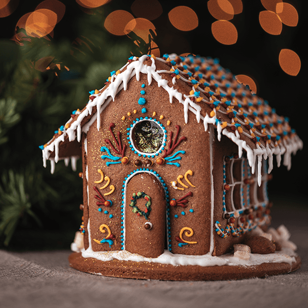 Lebkuchenhaus in weihnachtlicher Atmosphäre und liebevoll verziert.
