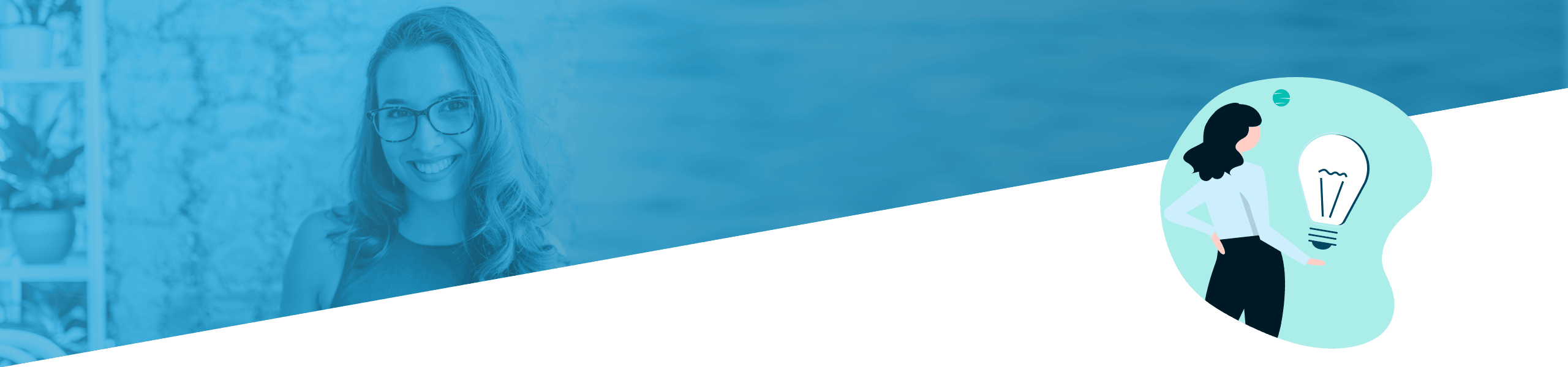 Geteiltes Bild mit einer lächelnden Frau mit Brille auf der linken Seite und einer Illustration einer Frau, die vor einem blauen Hintergrund neben einer Glühbirne steht, auf der rechten Seite.