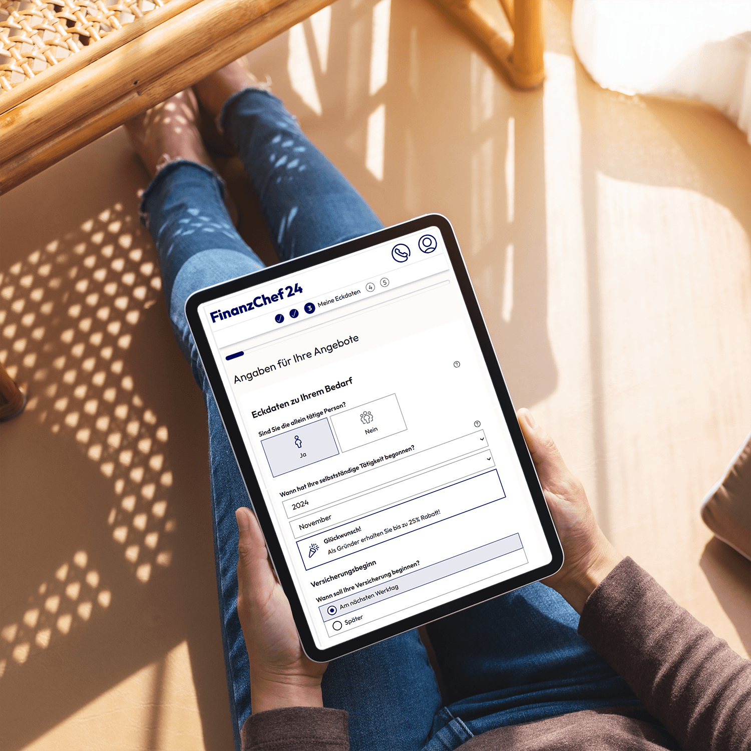 Tablet-Online-Vergleichsplattform-Frau-in-der-Hand USP