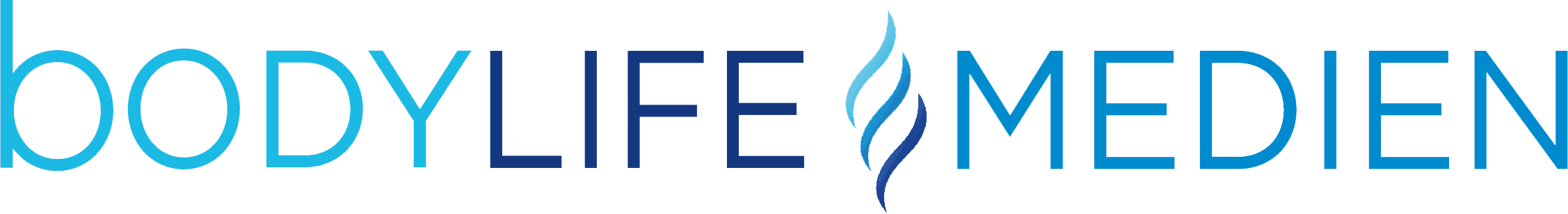 Logo von Body Life Medien mit stilisiertem blauen Text und einem grafischen Element, das einer gebogenen Linie oder Flamme in der Mitte ähnelt.