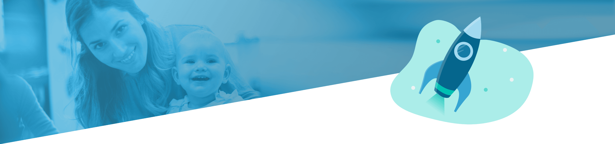 Ein geteiltes Bild mit einer lächelnden Frau und einem Baby auf der linken Seite und einer stilisierten Raketenstart-Illustration auf der rechten Seite, beide unter einer blauen Überlagerung.