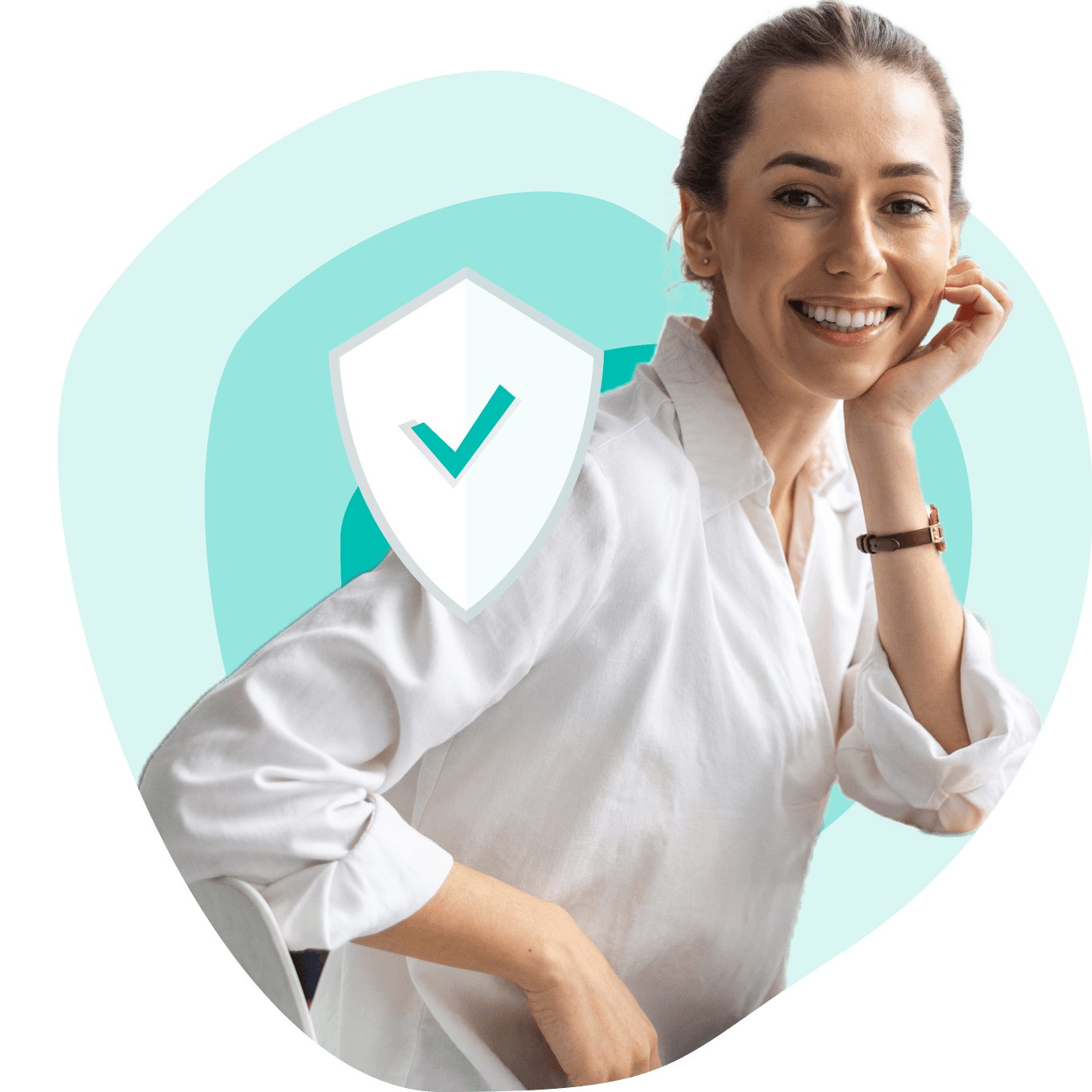 Lächelnde Frau in einem weißen Hemd mit einem Headset, auf dem ein Schildsymbol mit einem Häkchen vor einem blaugrünen Hintergrund zu sehen ist.