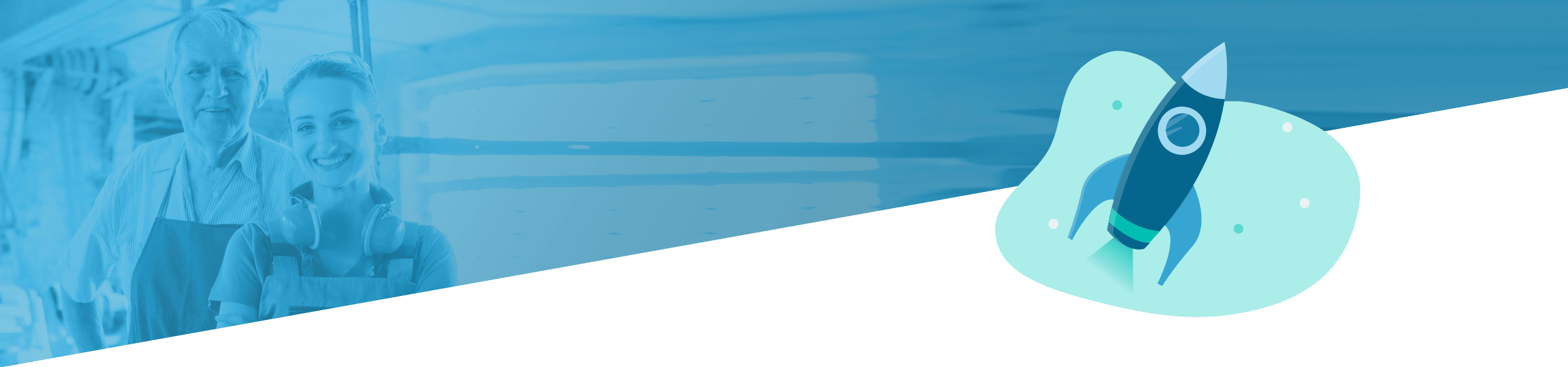 Ein älterer Mann und eine junge Frau lächeln in einer Laborumgebung in die Kamera, neben ihr die Grafik einer stilisierten Rakete in einem blauen Kreis.