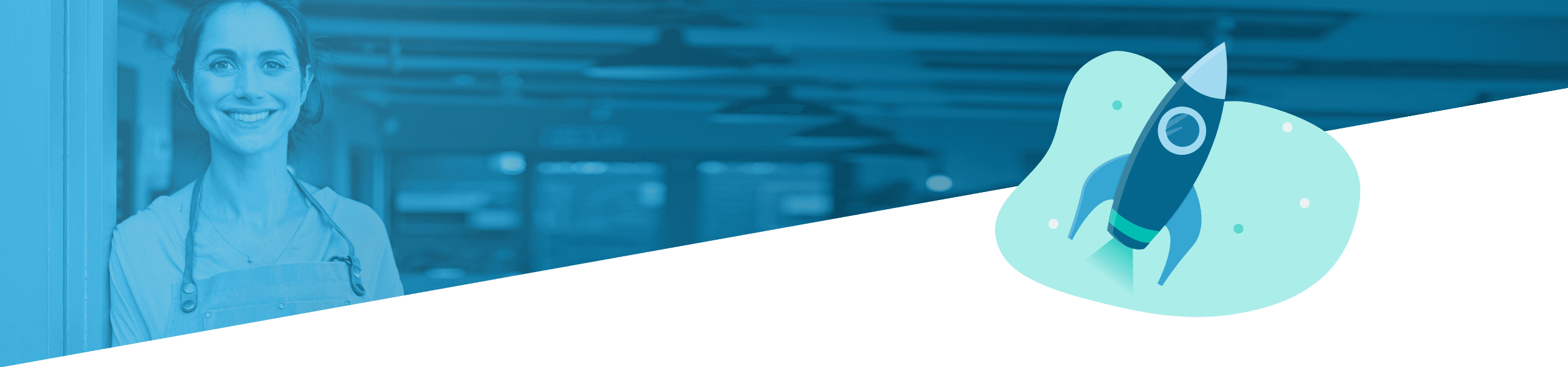 Lächelnde Tischlerin in einer Werkstatt mit blauer Überlagerung, geteilt durch die Illustration einer startenden Rakete auf blaugrünem Hintergrund.