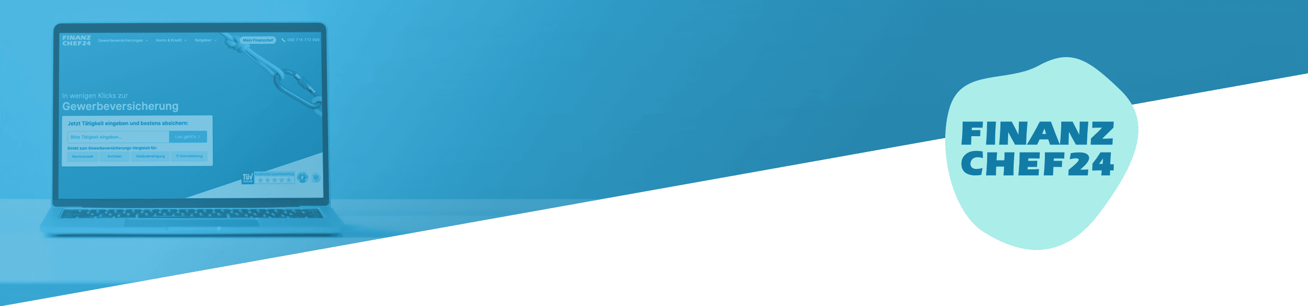 Laptop, auf dem die Finanzchef24-Webseite neben dem Logo von „finanzchef24“ auf blauem Hintergrund angezeigt wird.
