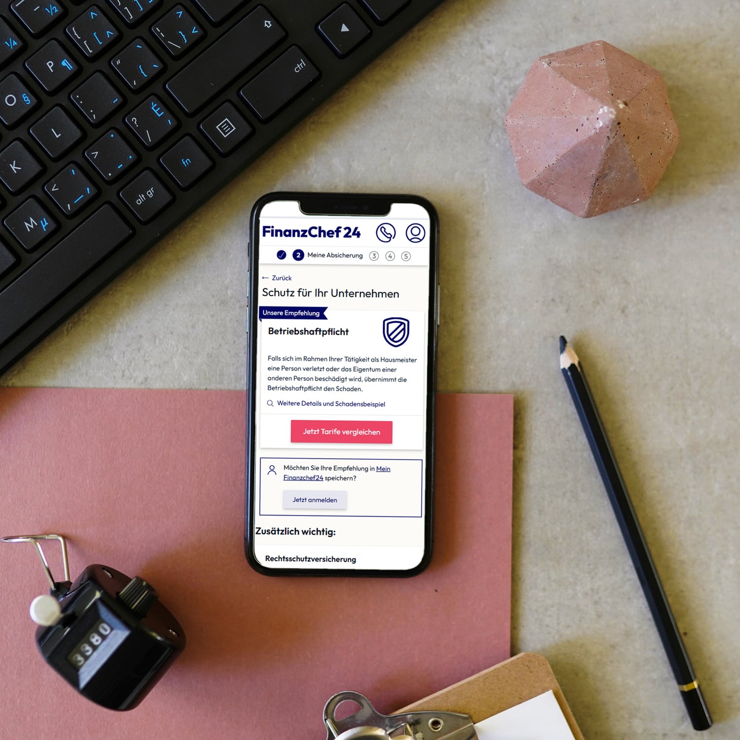 Online-Vergleichsrecher für Gewerbeversicherungen mit Bedarfsanalyse auf einem Schreibtisch mit Schreibutensilien