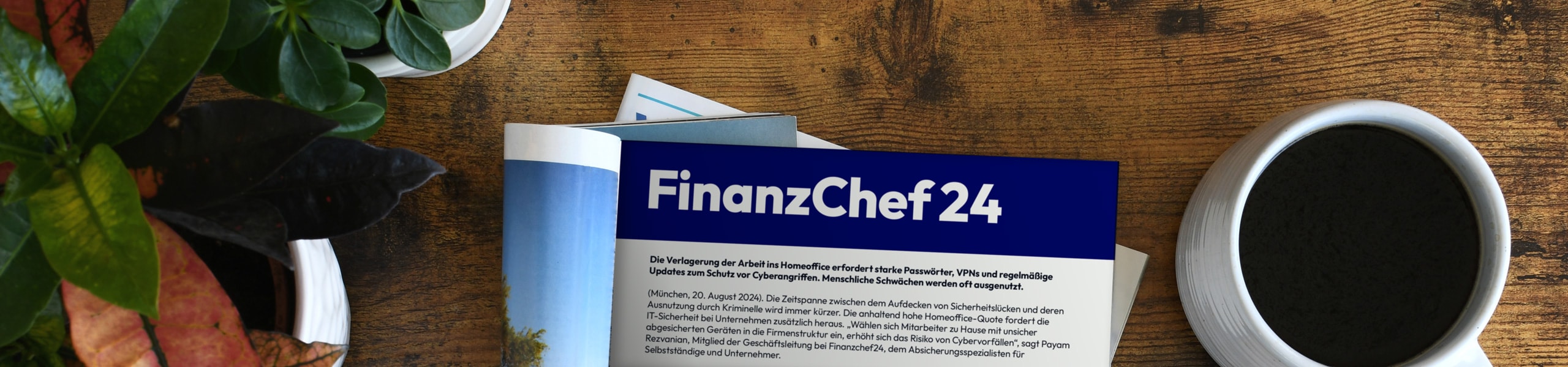 Magazin mit Artikel von Finanzchef24 auf einem Holztisch