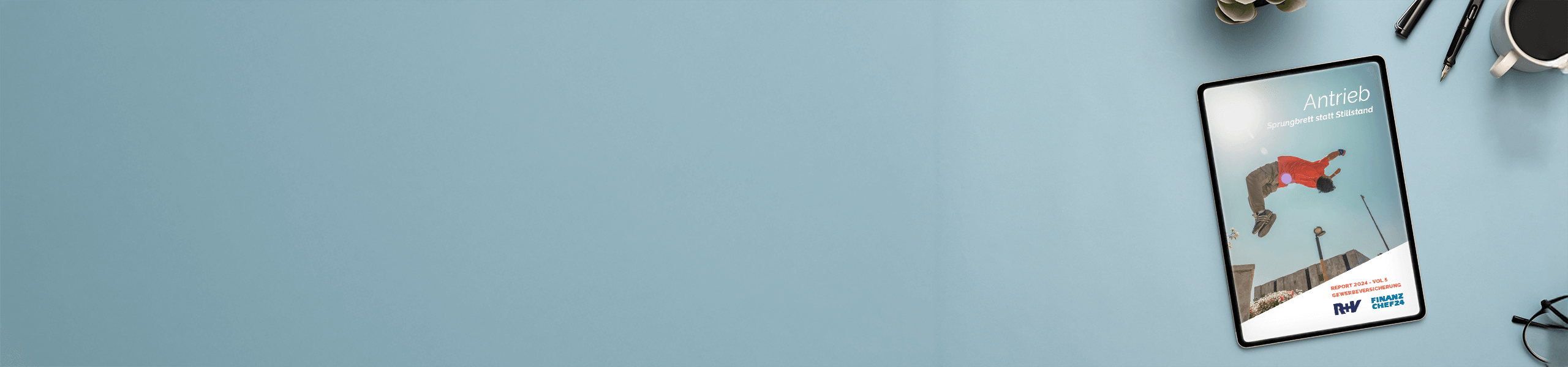 Tablet mit Magazin auf einem blauen minimalistischen Schreibtisch mit Kaffee