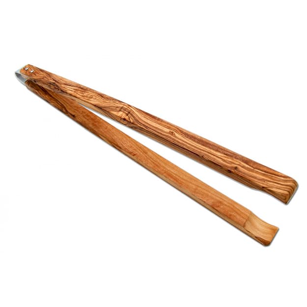 Ein Paar hölzerne Bootsruder mit natürlichem Finish, isoliert auf weißem Hintergrund.