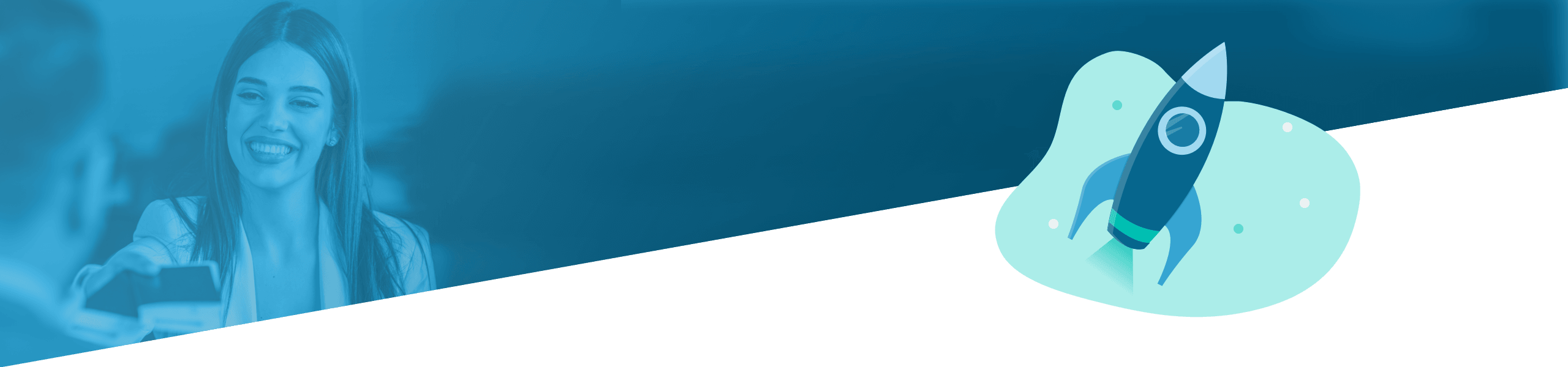 Geteiltes Bild mit einer lächelnden Frau, die links ein Smartphone hält, und einer stilisierten Raketenstartgrafik auf blauem Hintergrund auf der rechten Seite.
