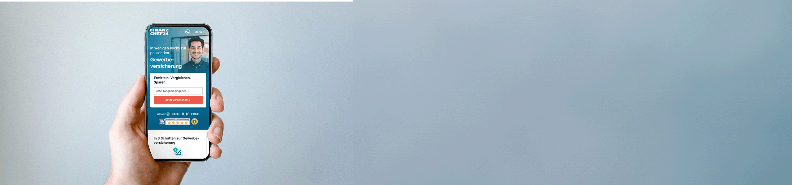 Eine Hand hält ein Smartphone, in dem vor einem blauen Hintergrund die Webseite von Finanzchef24 auf dem Bildschirm angezeigt wird.