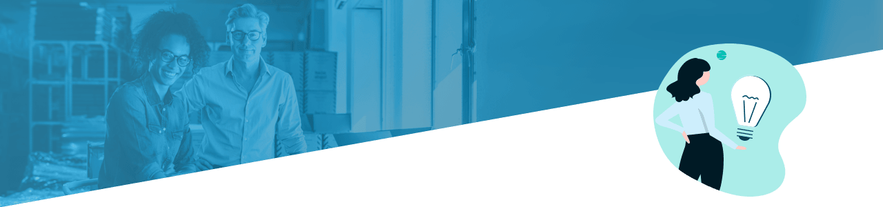 Zwei Personen, eine schwarze und eine weiße, stehen lächelnd in einem Raum voller Bücher neben einer blaugrünen Grafik einer Frau mit einem Glühbirnensymbol.