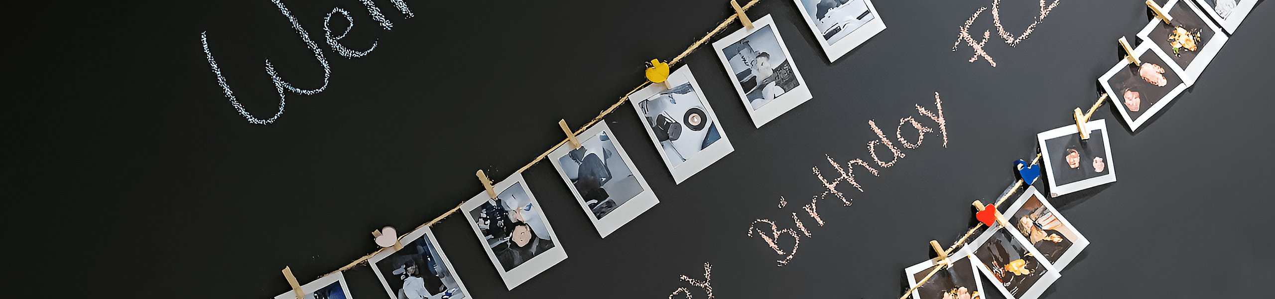 Vier Tennisschläger im Meetingraum an der Wand