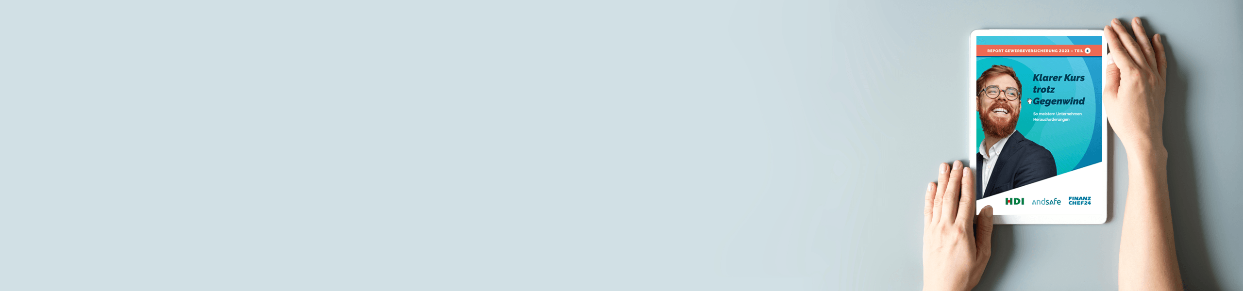 Zwei Hände halten ein Tablet, auf dem eine Werbung mit einem lächelnden Mann im Anzug angezeigt wird. Schlichter hellblauer Hintergrund.